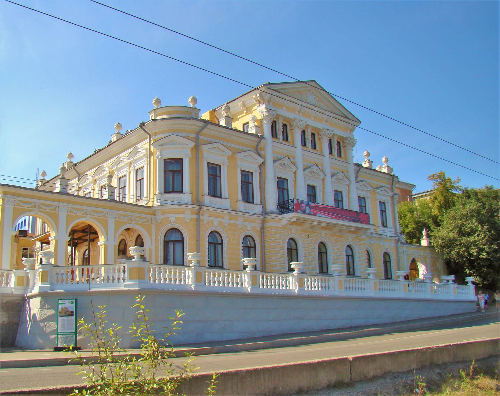 фасад дома Мешкова, здание краеведческого музея в Перми